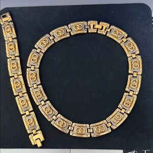 VINTAGE Gold-Tone Link Necklace and Bracelet Set with Interlocking Motif